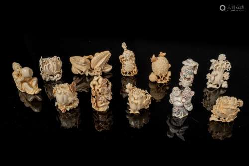 ARTE GIAPPONESE A group of twelve finely carved ivory netsuke and snuff bottles Japan, 19th century
