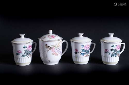 Arte Cinese Four porcelain cups painted with flowers, birds and inscriptionsChina, 20th century .