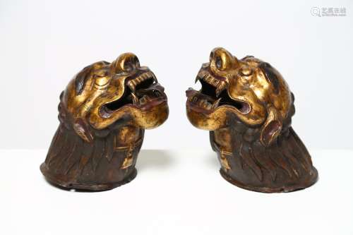 Arte Indiana A pair of embossed gilded bronze lion shaped finials Tibet, 19th century .
