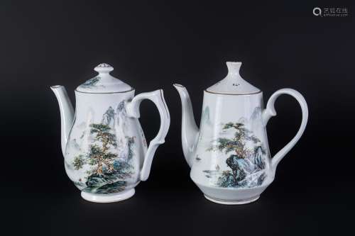 Arte Cinese Two porcelain teapots painted with landscape and inscriptionChina, 20th century .