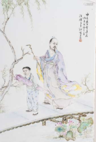 Arte Cinese A famille rose enamelled porcelain plaque painted with two characters and signed Xu Duo
