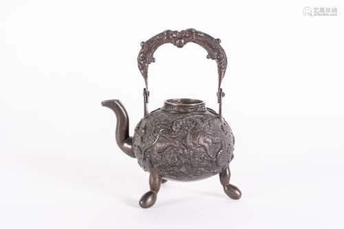Arte Cinese A small bronze tripod teapot decorated with dragon among clouds China, Qing dynasty, 19