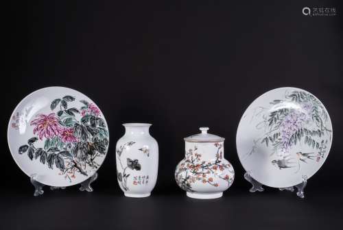 Arte Cinese A group of four porcelain items painted with floral decoration China, 20th century .