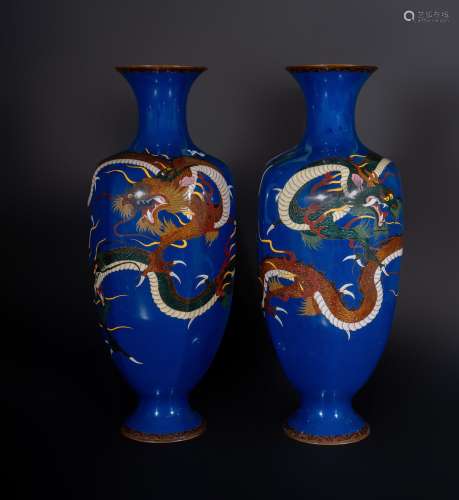 Arte Cinese A pair of cloisonné enamelled octagonal faceted vases China, early 20th century .