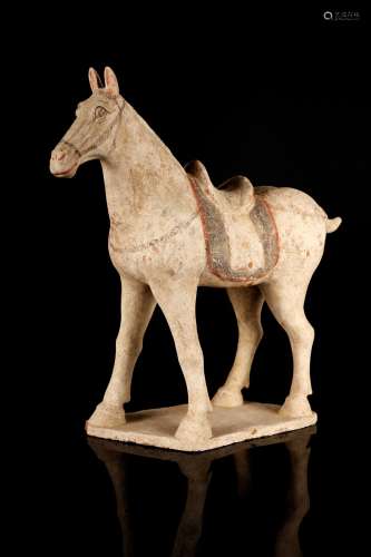 Arte Cinese A painted pottery figure of a horseChina, Tang, 9th century.