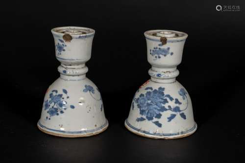 Arte Cinese A pair of bell shaped blue and white porcelain incense stick holders China, Qing, 17th