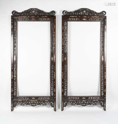 Arte Cinese A pair of large wooden frames with mother-of-pearl inlays Philippines, 1840 ca. .