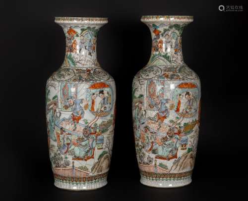 Arte Cinese A pair of poychrome porcelain vases painted with characters and bearing a Chenghua four