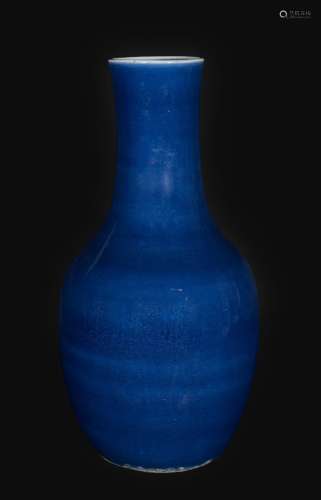 Arte Cinese A blue glazed pottery vase bearing a spurious four character Chenghua mark at the base