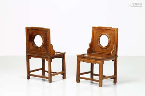 Arte Cinese A pair of hardwood chairs China, Qing dynasty, 19th century .