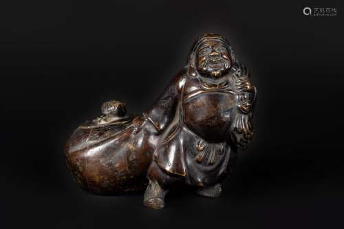 ARTE GIAPPONESE An antropomorphic bronze inkwell in the shape of a Lohan dragging the budleJapan, l