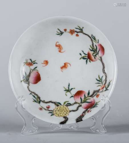 Arte Cinese A famille rose porcelain dish painted with peaches and bearing a white six characters G
