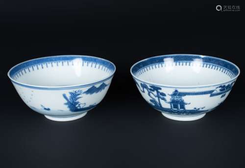 Arte Cinese A pair of blu and white porcelain cups painted with landscape and bearing four characte