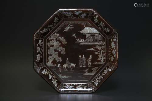 Arte Cinese A lacquer tray with mother.-of- pearl inlays China, 19th century.