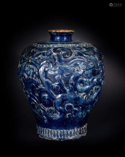Arte Cinese A meiping vase with moulded relief decorationChina, Ming, 16th century.
