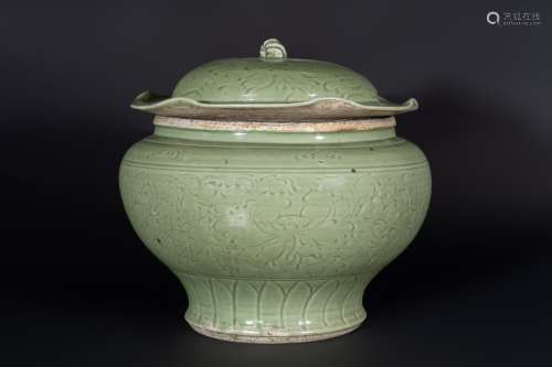 Arte Cinese A large carved Longquan celadon jar and coverChina, Yuan/Ming, 14th-15th century.