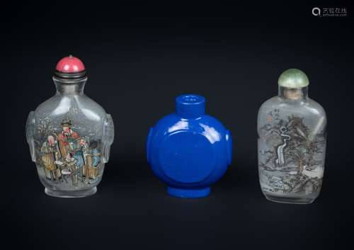 Arte Cinese Two reverse painted and one porcelain snuff bottleChina, 19th century .