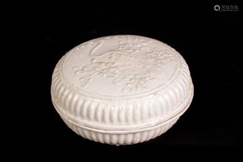 Arte Cinese A small round pottery box decorated with flowers in relief China, 19th century .