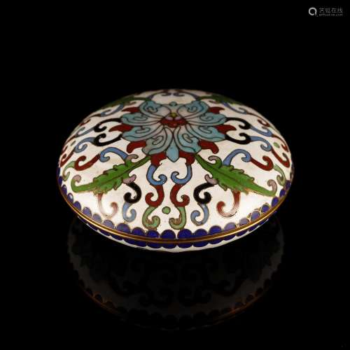 Arte Cinese A round cloisonnè box decorated with peony among sprays China, 20th century .