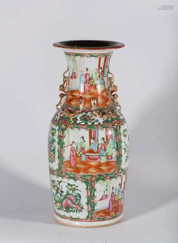 Arte Cinese A Canton porcelain baluster vase China, Qing dynasty, 19th century .