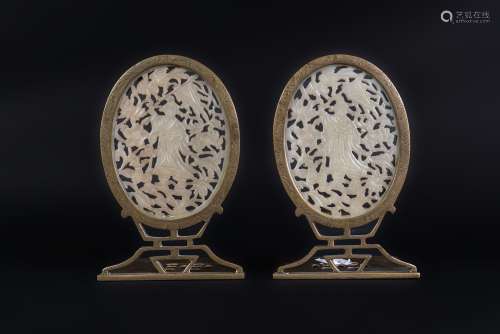 Arte Cinese A pair of brass and jade bookends for the European market China, 20th century .