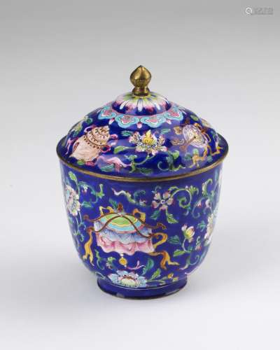 Arte Cinese A Beijing enameled pot with cover decorated with Buddhist elements and flower sprays Ch