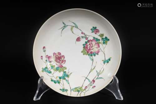 Arte Cinese A porcelain dish enamelled with flowers China, 20th century .