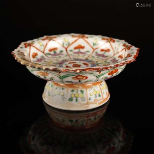 Arte Cinese A small wucai porcelain stem cup painted with flowers China, 19th century .