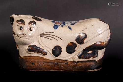 Arte Cinese A cizhou cat shaped pottery head rest China, 19th century .