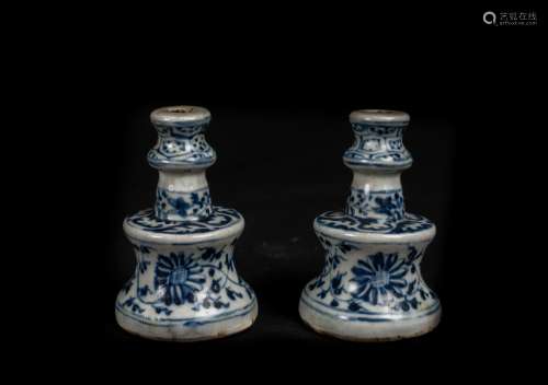 Arte Cinese A pair of blue and white porcelain incense stick holders China, Qing, 17th century.