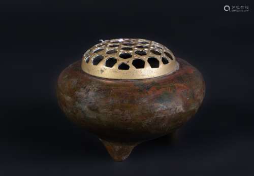 ARTE GIAPPONESE A small tripod bronze censer with openwork cover Japan, 19th-20th century .