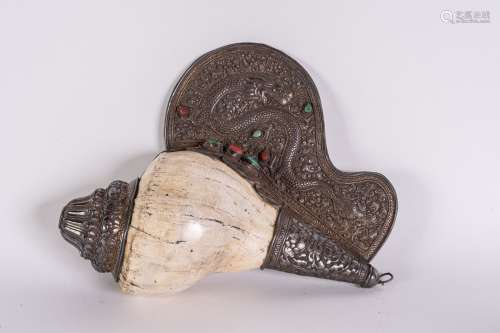 Arte Himalayana A ritual conch with silvered metal endings incrusted with coral and turquoise stone