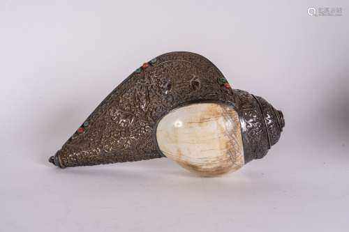 Arte Himalayana A ritual conch with silvered metal finishing incrusted with coral and turquoise sto