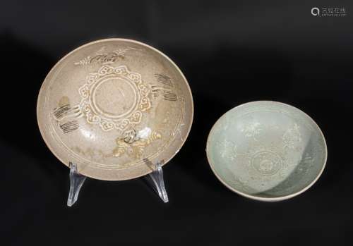 Arte Sud-Est Asiatico Two celadon glazed pottery bowls decorated with flowery motifKorea, Koryo dyn