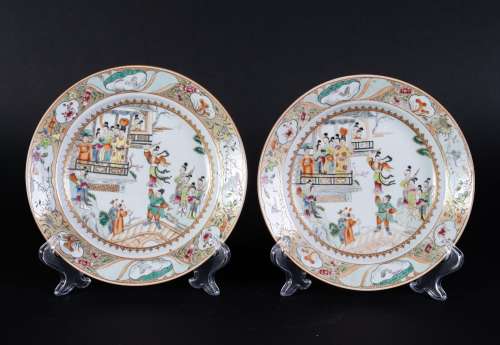 Arte Cinese A pair of Canton porcelain dishes enamelled with characters China, 19th century .