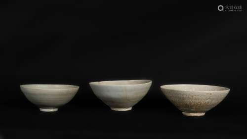 Arte Sud-Est Asiatico Three celadon glazed pottery bowls decorated with vegetal motifs Korea, Koryo
