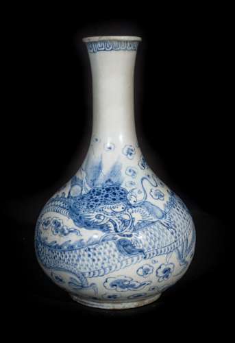 Arte Sud-Est Asiatico A blue and white pottery bottle painted with dragonsKorea, Joseon dynasty, 19