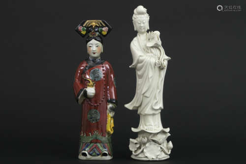 Lot of two Chinese sculptures in marked porcelain …