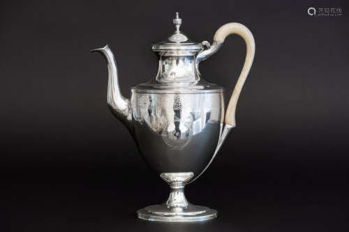 ROBERT & DAVID HENNELL elegant Georgian coffee pot…