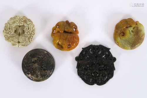 Lot of five Chinese sculpted pieces/amulets in dif…