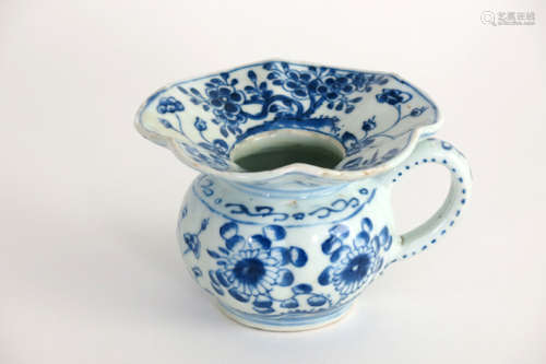 Eighteenth century Chinese spittoon bowl with wavy…