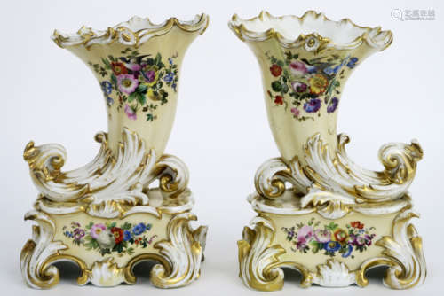 Pair of nineteenth century cornet vases on foot in…