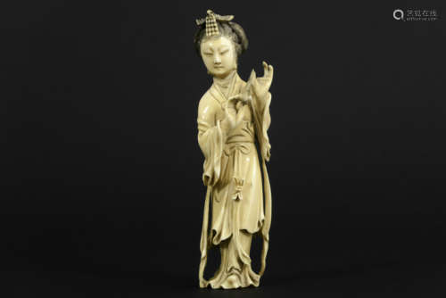 Small antique Chinese sculpture in ivory : \
