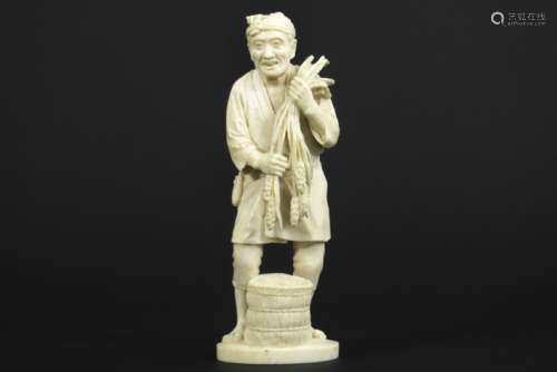 Antique Chinese sculpture in ivory : \