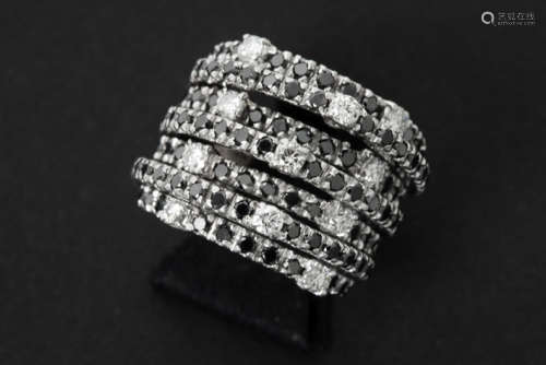 Fashionable ring in white gold (18 carat) with sev…