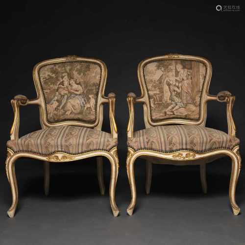 Conjunto de canapé y pareja de butacas estilo Luís XV en madera lacados en blanco. Trabajo