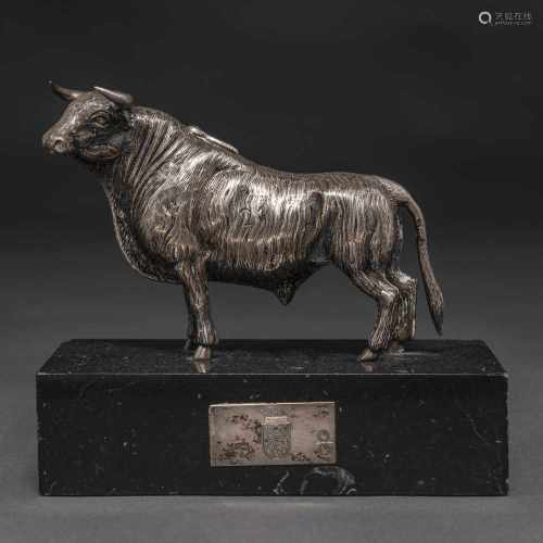 “Toro” Escultura de bulto redondo en plata española punzonada. Siglo XX