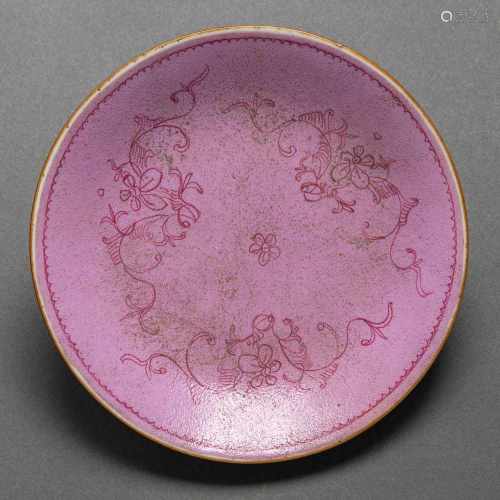 Plato en porcelana china familia rosa. Trabajo Chino, Siglo XIX