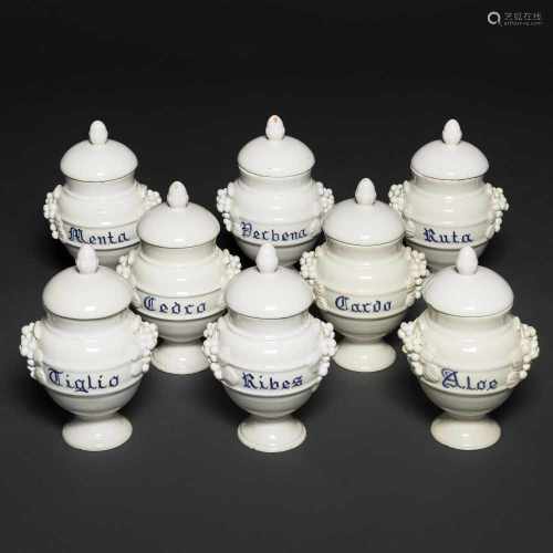 Conjunto de ocho botes de farmacia en porcelana italiana. Siglo XIX-XX