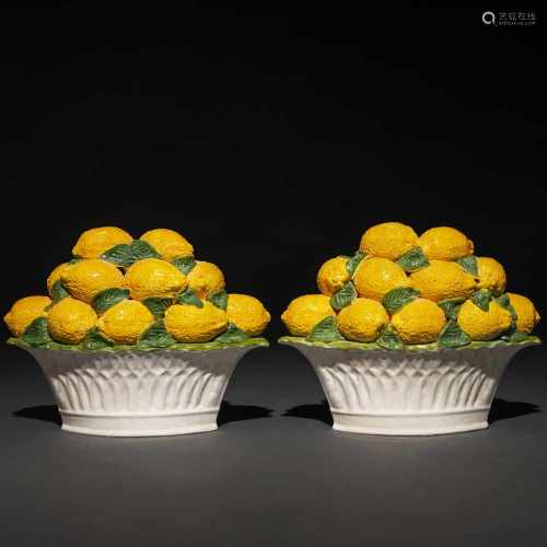 Pareja de centros de limones en porcelana Italiana de Vassano.